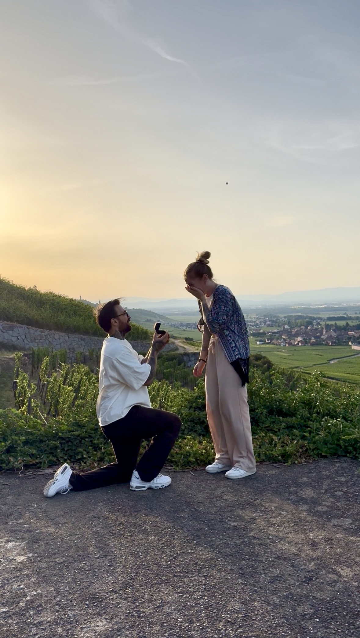 Nicolai macht Christiane bei Sonnenuntergang im Grünen einen Heiratsantrag.